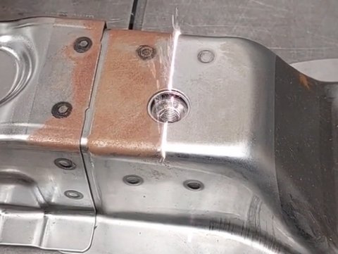 Präzise Reinigung von Metalloberflächen, ganz ohne Chemikalien