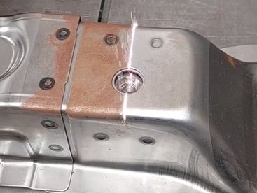 Präzise Reinigung von Metalloberflächen, ganz ohne Chemikalien