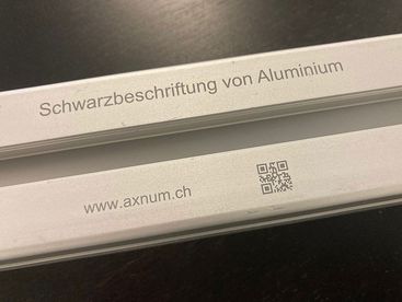 Schwarzbeschriften von Eloxiertem Aluminium
