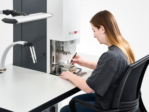 Effiziente Montage von Kleinserien mit Servopresse und Kreuztisch