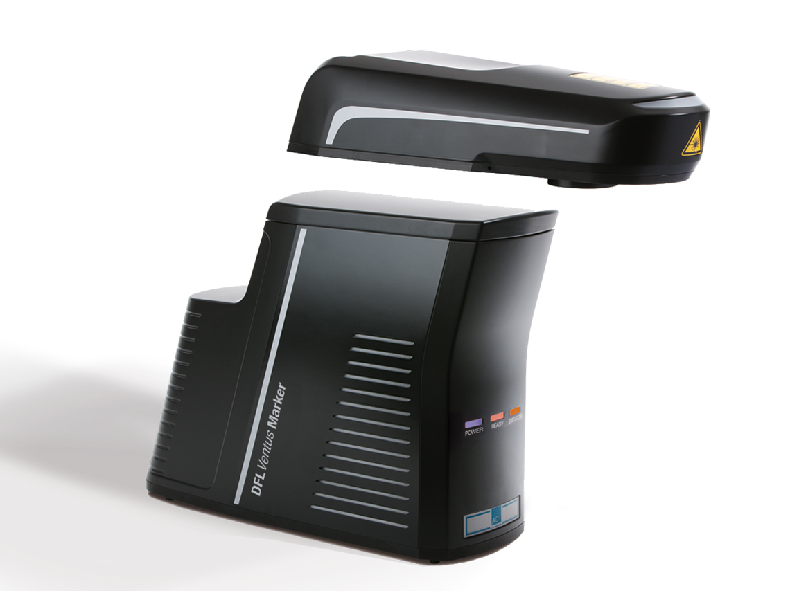 La tête du laser fibré peut être installée avec le résonateur ou séparément du résonateur, dans une machine ou sur un poste de travail manuel.